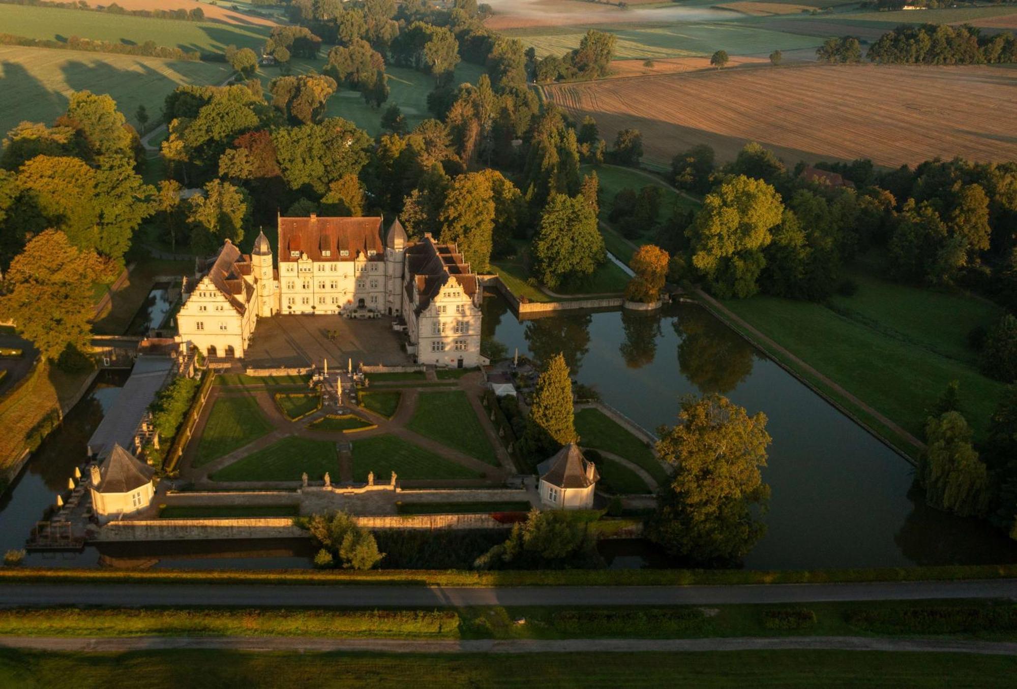 Schlosshotel Muenchhausen Aerzen Exterior photo